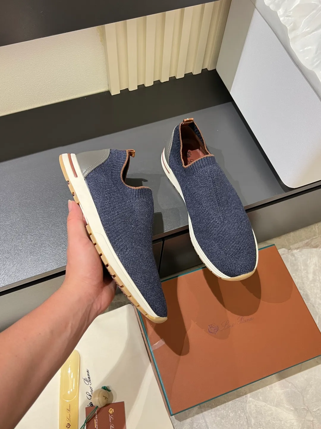 Men's Men's Shoes 💰p380 Loro Men's Shoes 💰piana/Noyo Piana 360 L Men's Shoes 💰p Flexy Walk Men's Sports Shoes These sports shoes are made of knitted wool uppers, and the heel is wrapped in smooth calf leather. Merino sheep are selected from Australia and New Zealand. The upper is machine-woven like a sweater, and then equipped with a white rubber outsole and a Kummel-colored sole. It is both beautiful and non-slip. The fabric is 100% cashmere and the insole is calf leather. It is super comfortable on the feet! Comes with full original packaging! Multiple colors available! Size: 38-44 (45 customized)